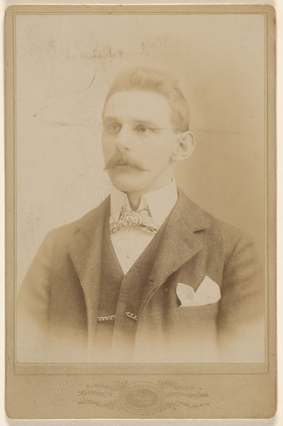 [Ongeïdentificeerde man met snor]. door Price
