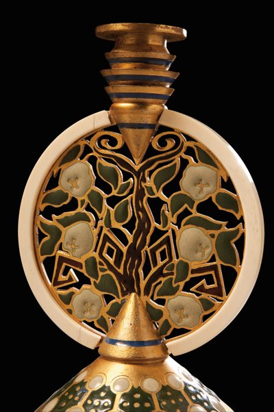(detail) van een verguld bronzen emaille en ivoren kandelaar door Princess Maria Tenisheva