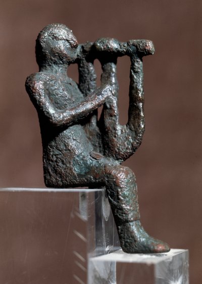 Muzikant die de cither bespeelt (bronzen beeldje, 4e-2e eeuw v.Chr.) door Punic