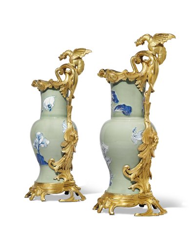 Een paar Louis XV kannen, porselein 1662-1722, monturen c.1745-49 door Qing Dynasty   Kangxi Period Chinese School