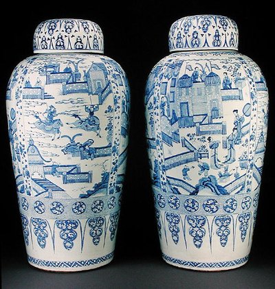 Een paar blauw-witte soldatenvazen, c.1700 door Qing Dynasty Chinese School