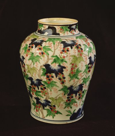 Pot versierd met wijnstokken en druiventrossen (keramiek) door Qing Dynasty Chinese School