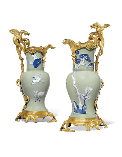 Een paar Louis XV kannen, porselein 1662-1722, monturen ca. 1745-49 door Qing Dynasty   Kangxi Period Chinese