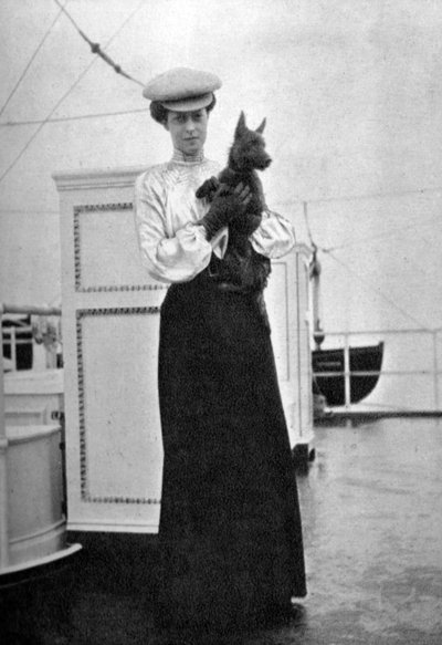 Prinses Victoria 1868-1935 met Mac aan boord van het koninklijk jacht Victoria en Albert III, 1908 door Queen Alexandra