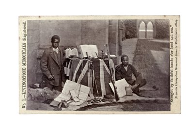 James Chuma en Abdullah Susi met David Livingstone-artefacten, Newstead Abbey, Engeland, juni 1874 door R. and Son Allen