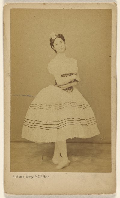 [Ongeïdentificeerde danser, staand]. door Radoult and Vaury and Cie.