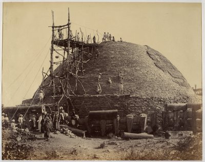 Sanchi stupa vanuit het zuidwesten tijdens reparaties door Raja Deen Dayal