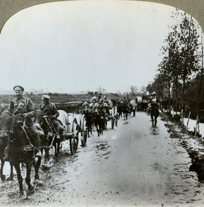 Artillerie baant zich een weg door de modder naar Gommecourt, Frankrijk, Eerste Wereldoorlog, ca. 1914-ca. 1918 door Realistic Travels Publishers