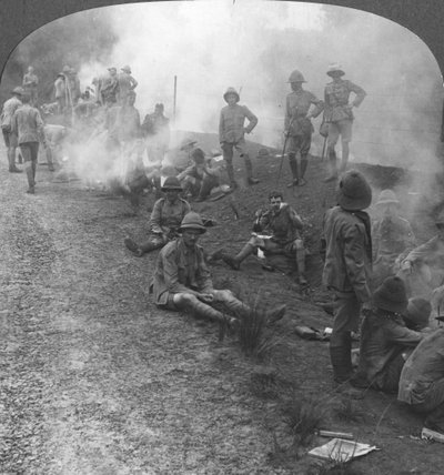 Vroeg in de ochtend kampvuren en ontbijt in de Perzische Golf, Eerste Wereldoorlog, ca. 1914-1918 door Realistic Travels Publishers