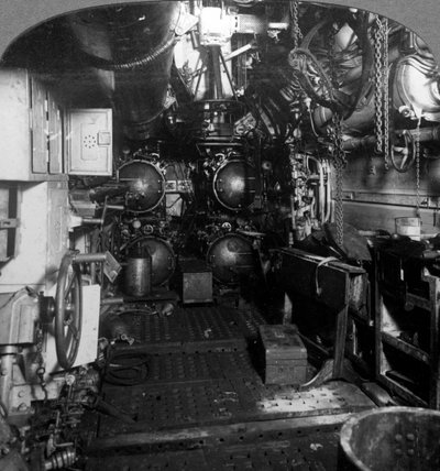 Vier torpedobuizen in het voorste compartiment van een Duitse U-boot, Eerste Wereldoorlog, 1918 door Realistic Travels Publishers