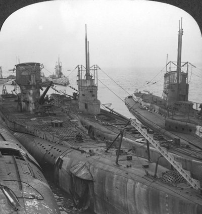 Duitse onderzeeërs vastgelegd in een kanaalhaven, ca. 1918-ca. 1919 door Realistic Travels Publishers