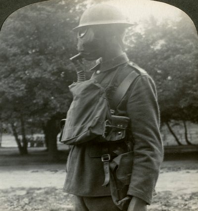 Infanterie uitgerust met de nieuwste gasmaskers en stalen helmen, Eerste Wereldoorlog, 1915-1918 door Realistic Travels Publishers