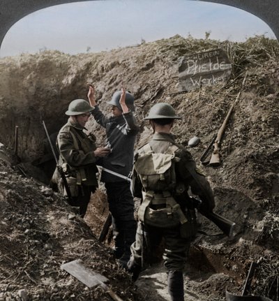 Ondervraging van een Duitse gevangene om informatie te verkrijgen, Eerste Wereldoorlog, 1914-1918 door Realistic Travels Publishers