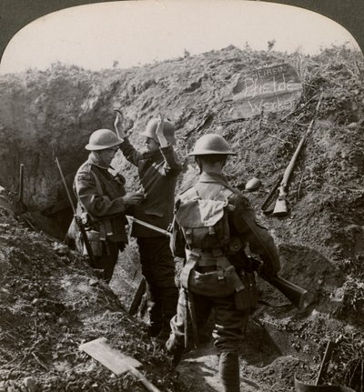 Ondervraging van een Duitse gevangene om informatie te verkrijgen, Eerste Wereldoorlog, 1914-1918 door Realistic Travels Publishers