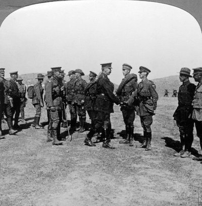 Lord Kitchener prijst troepen voor hun aanvallen bij de Dardanellen, Eerste Wereldoorlog, 1915-1916 door Realistic Travels Publishers