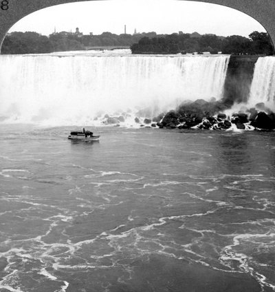 Niagara Falls en de Maid of the Mist, vanaf de Canadese kliffen, Canada door Realistic Travels Publishers
