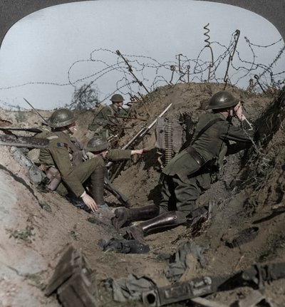 Waarnemingsofficier en signaalgevers houden scherp toezicht, St Quentin, Frankrijk, Eerste Wereldoorlog, 1914-1918 door Realistic Travels Publishers