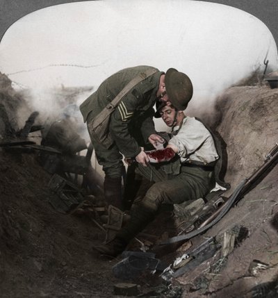 Soldaat ontvangt eerste hulp van een sergeant in een loopgraaf, Slag bij Peronne, Eerste Wereldoorlog, 1914-1918 door Realistic Travels Publishers