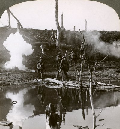 Soldaten steken de rivier Ancre over, Slag om de Somme, Frankrijk, Eerste Wereldoorlog, 1916 door Realistic Travels Publishers