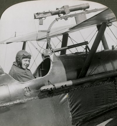 Sopwith Scout met fotografisch geweer gemonteerd op de bovenste vleugel, Eerste Wereldoorlog door Realistic Travels Publishers