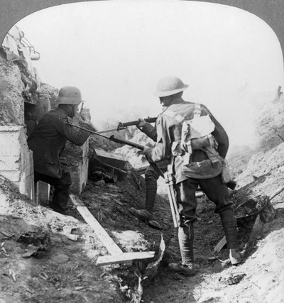 De vangst van een Duitse mitrailleurschutter, Croisilles, Frankrijk, Eerste Wereldoorlog, c1917-c1918 door Realistic Travels Publishers