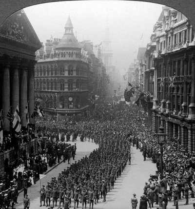 Overwinningsmars van Londense regimenten, saluerend de Lord Mayor, 1918 door Realistic Travels Publishers