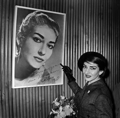 Sopraan Maria Callas signeert een van haar posters op de Parijse luchthaven Orly voor haar vertrek naar Chicago 16 januari door René Saint Paul