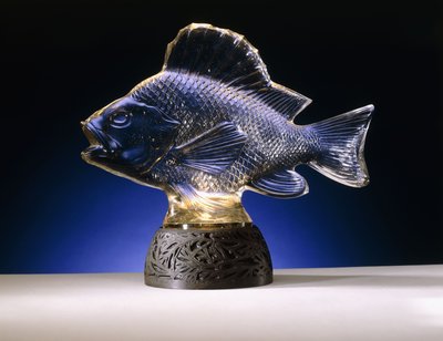 Een karper met rugvin en staart door Rene Jules Lalique