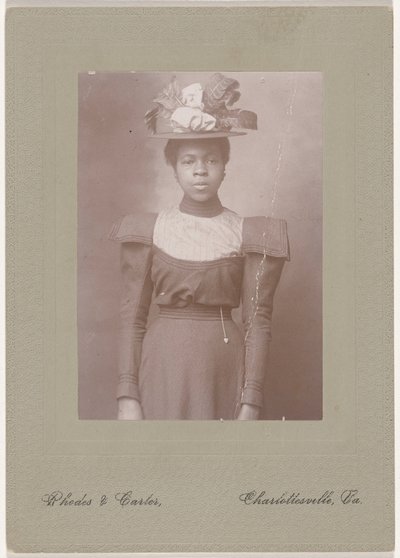 Portret van een vrouw,c. 1910 (foto) door Rhodes & Carter