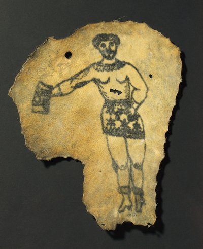 Getatoeëerde menselijke huid met mannelijke figuur in rok, waarschijnlijk Frans door John Pardon