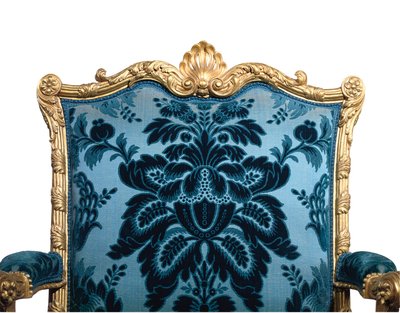 Een van een paar George III vergulde houten armstoelen door Robert Adam