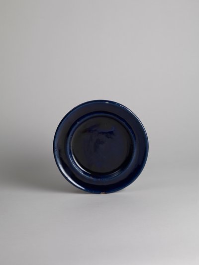 Blauw geglazuurde zij- of fruitplaat, 1914-18 door Roger Eliot Fry