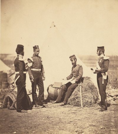 Kapitein Walker van het 30e regiment leest algemene bevelen. door Roger Fenton