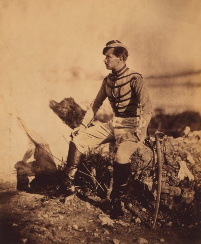 Kapitein Thomas, adjudant van Generaal Pierre Bosquet, Zittend Volledig Portret in Uniform met Zwaard, Krimoorlog, Krim, Oekraïne door Roger Fenton