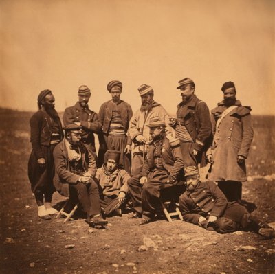 Franse Generaal Cisse en groep Officieren en Soldaten, Portret in Verschillende Stijlen Uniformen; een Zouaaf Staat Links, Krimoorlog, Krim, Oekraïne door Roger Fenton