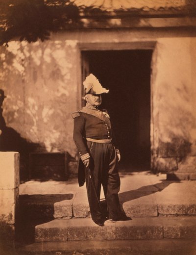 Franse maarschalk Pelissier, portret ten voeten uit in uniform en hoed, staand voor gebouw, Krimoorlog, Krim, Oekraïne door Roger Fenton