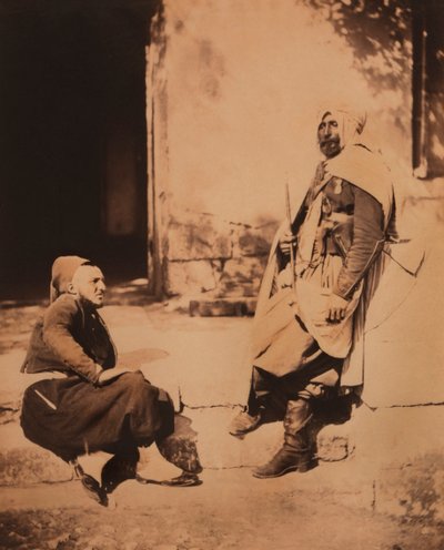 Volledig portret van zittende Zouaaf en staande Spahi-officier, Portret, Krimoorlog, Krim, Oekraïne door Roger Fenton
