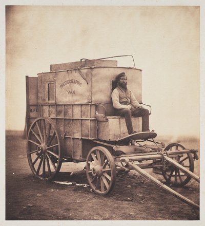 De wagen van de fotograaf met Marcus Sparling op de Krim door Roger Fenton