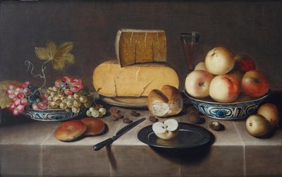 Kaas op een zilveren bord, rode en witte druiven en appels in porseleinen Wanli kommen, broodjes, een mes en een gesneden appel op een bord, alles op een gedrapeerde tafel, 1626 door Roloef Koets
