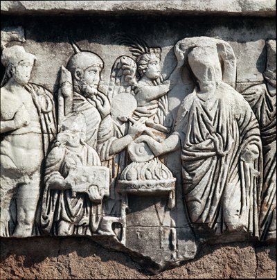 Een decennalia van de tetrarchie, een tetrarch gekroond door een Overwinning die een offer brengt aan de god Mars - Bas-reliëf gewijd aan generaal en politicus Stilicho (Flavius Stilicho of Stiliccho, 360-408), gebaseerd op een erezuil, Romeins Forum door Roman