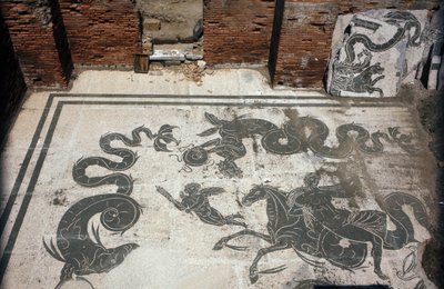 Oud Ostia. Place des Corporations. Mozaïek van de Sabratha Zeelieden Corporatie. Baden van Neptunus. door Roman