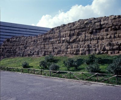 Oud Rome, archaïsche periode: uitzicht op de ruïnes van de Servische muur, eerste omheining van de stad Rome, gebouwd onder koning Servius Tullius door Roman