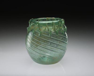 Geblazen glazen pot met functionele en decoratieve trailing, 301-400 na Christus door Roman