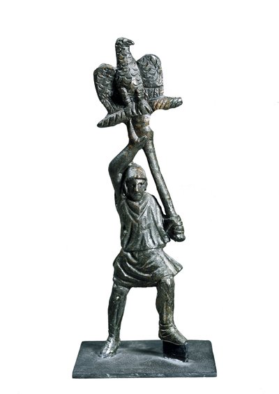 Bronzen beeldje dat een vaandeldrager voorstelt, uit Alba Fucens (Abruzzen, Italië) door Roman