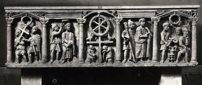 Christelijke sarcofaag versierd met scènes van de Passie van Christus inclusief de Arrestatie en Christus voor Pontius Pilatus, uit de Catacomben van St. Domitilla door Roman