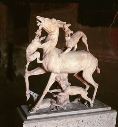 Hert aangevallen door honden, uit het Huis van de Herten (marmer) door Roman