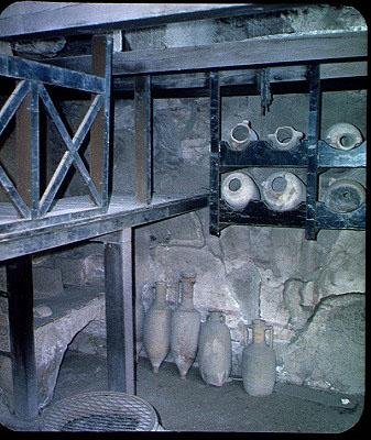 Interieur van een winkel met amphorae, uit het Huis van Neptunus en Amphitrite door Roman