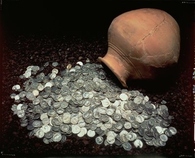 Kruik die een schat van Romeinse zilveren munten bevatte, uit Falkirk, midden 3e eeuw na Christus door Roman