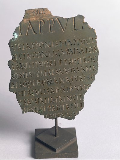 Lex Tappula, fragment van satirische wet opgesteld door gezelligheidskring uit Vercelli, parodie geschreven in dezelfde vorm als Romeinse plebiscietwetten, onderdeel van leges conviviales overgeleverd door Festo, brons, Romeinse beschaving door Roman