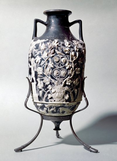 Kleine amphora genaamd blauwe vaas met een dionysische scène door Roman